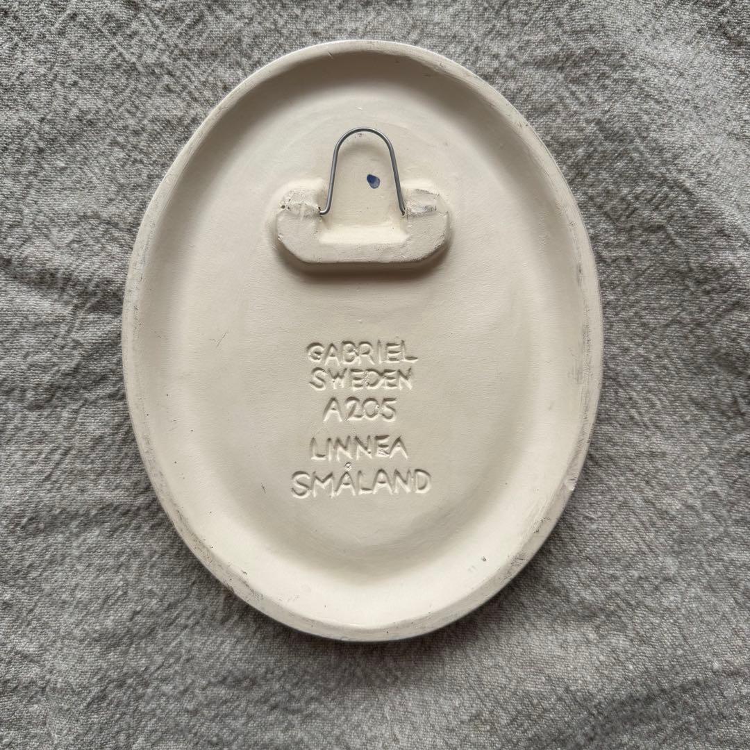 スウェーデンで見つけた【GABRIEL】愛らしいリネアの陶板