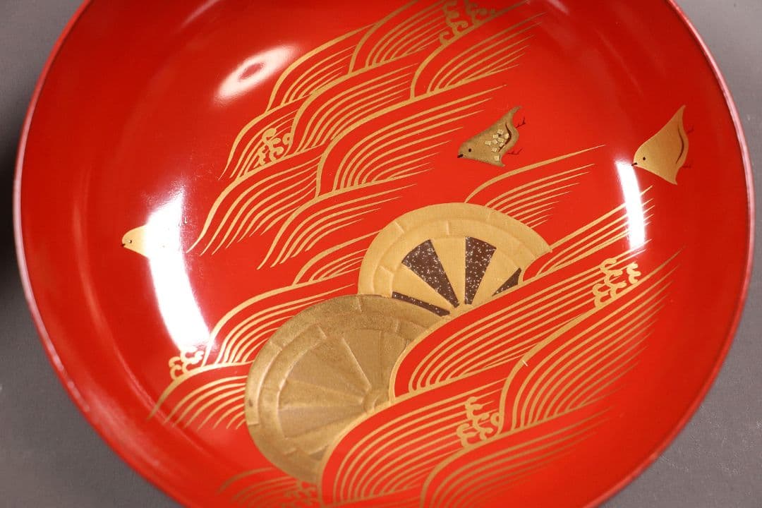 時代輪島塗 蒔絵付朱塗木皿 十九客 波千鳥 片輪車 金蒔絵 天然木【MA368】