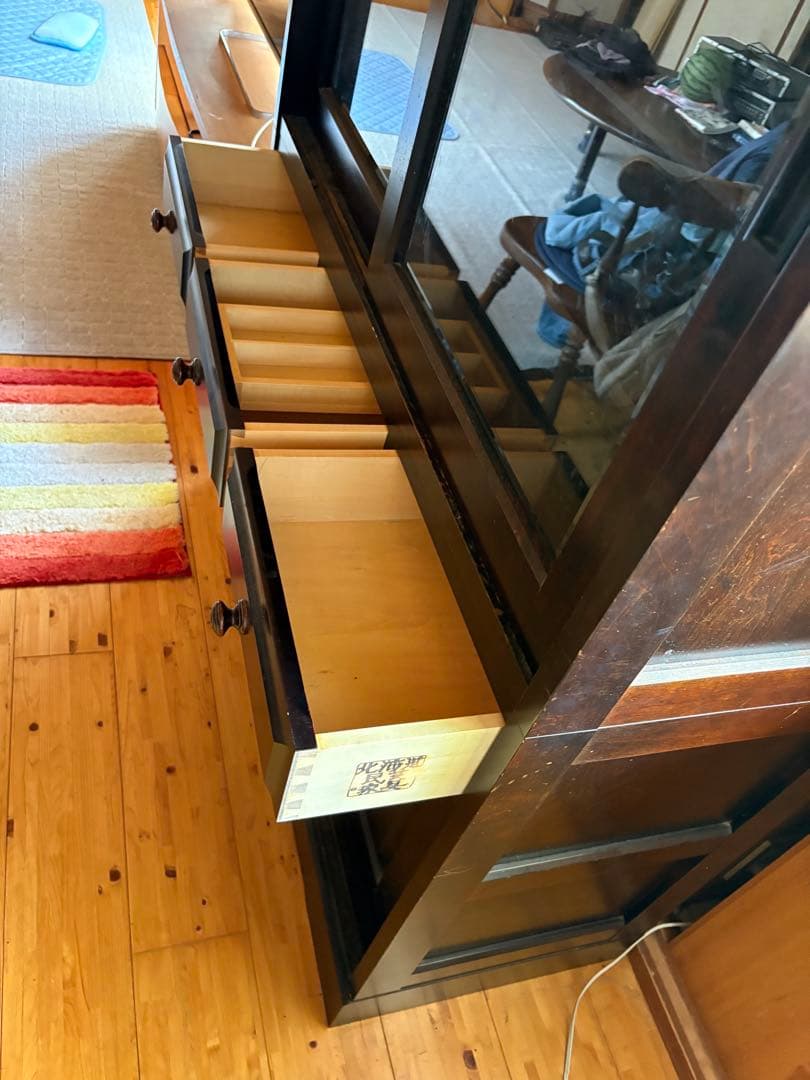 北海道民芸家具の食器棚　高さ180㎝、幅105㎝、奥行き42㎝