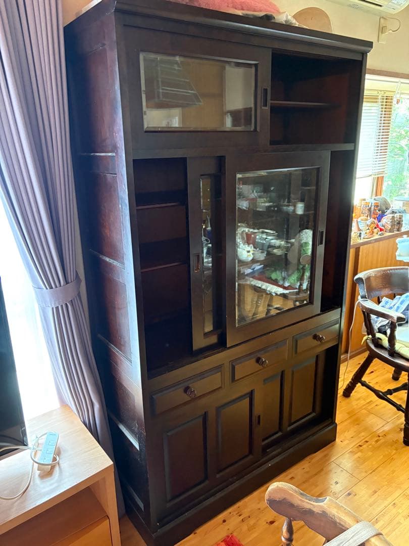 北海道民芸家具の食器棚　高さ180㎝、幅105㎝、奥行き42㎝