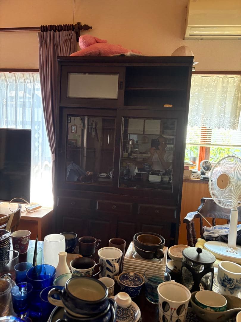 北海道民芸家具の食器棚　高さ180㎝、幅105㎝、奥行き42㎝