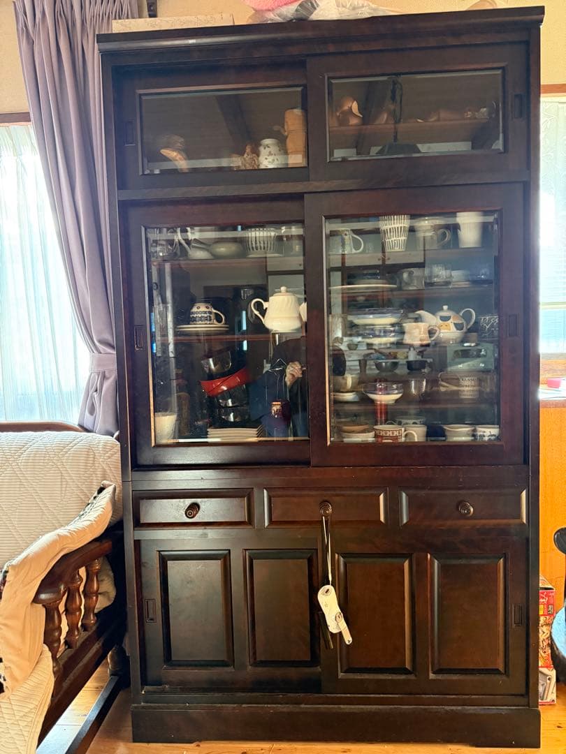 北海道民芸家具の食器棚　高さ180㎝、幅105㎝、奥行き42㎝