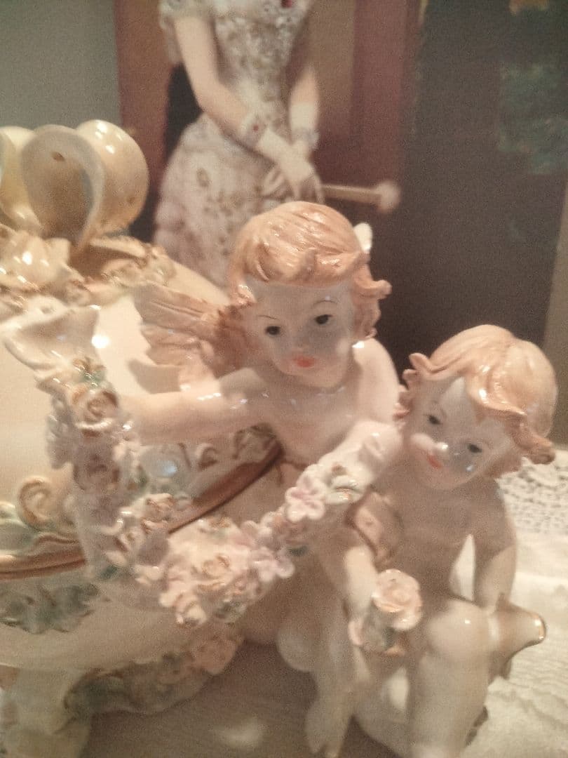 天使のオブジェと華麗なるオーストラリア大宮殿展