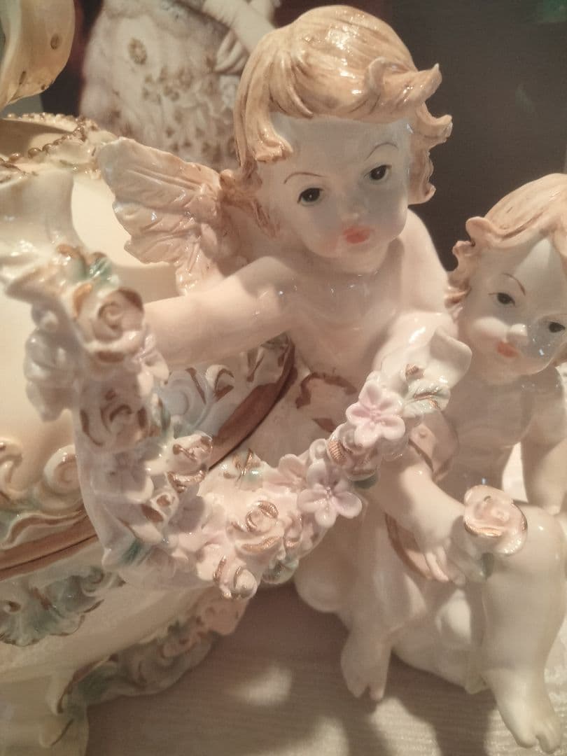 天使のオブジェと華麗なるオーストラリア大宮殿展