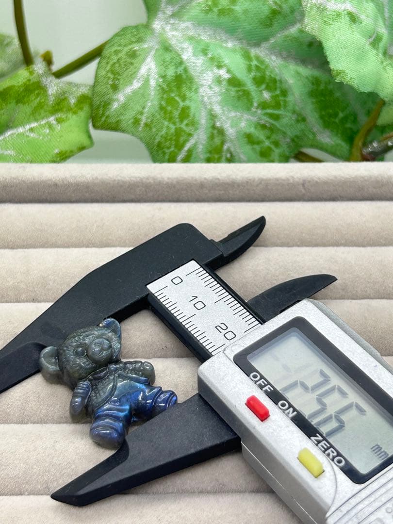 天然石ラブラドライト　くまパーツ　No.1577