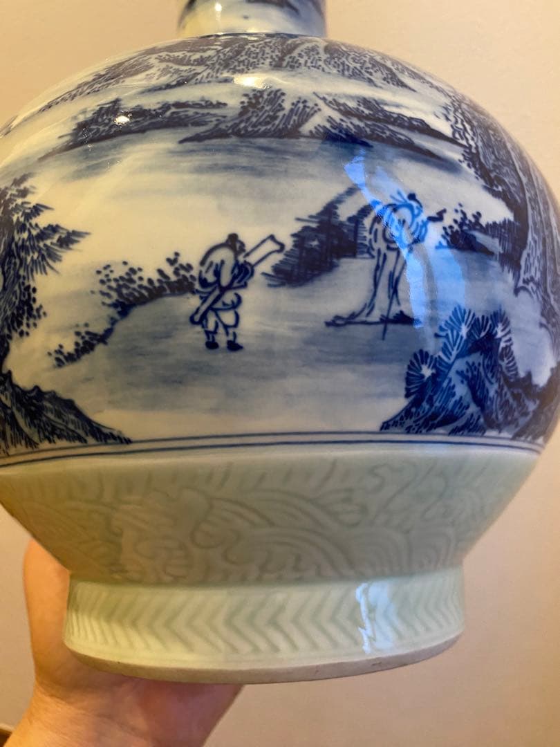 中国清代永和軒款豆青釉青花人物山水紋天球瓶、高さ