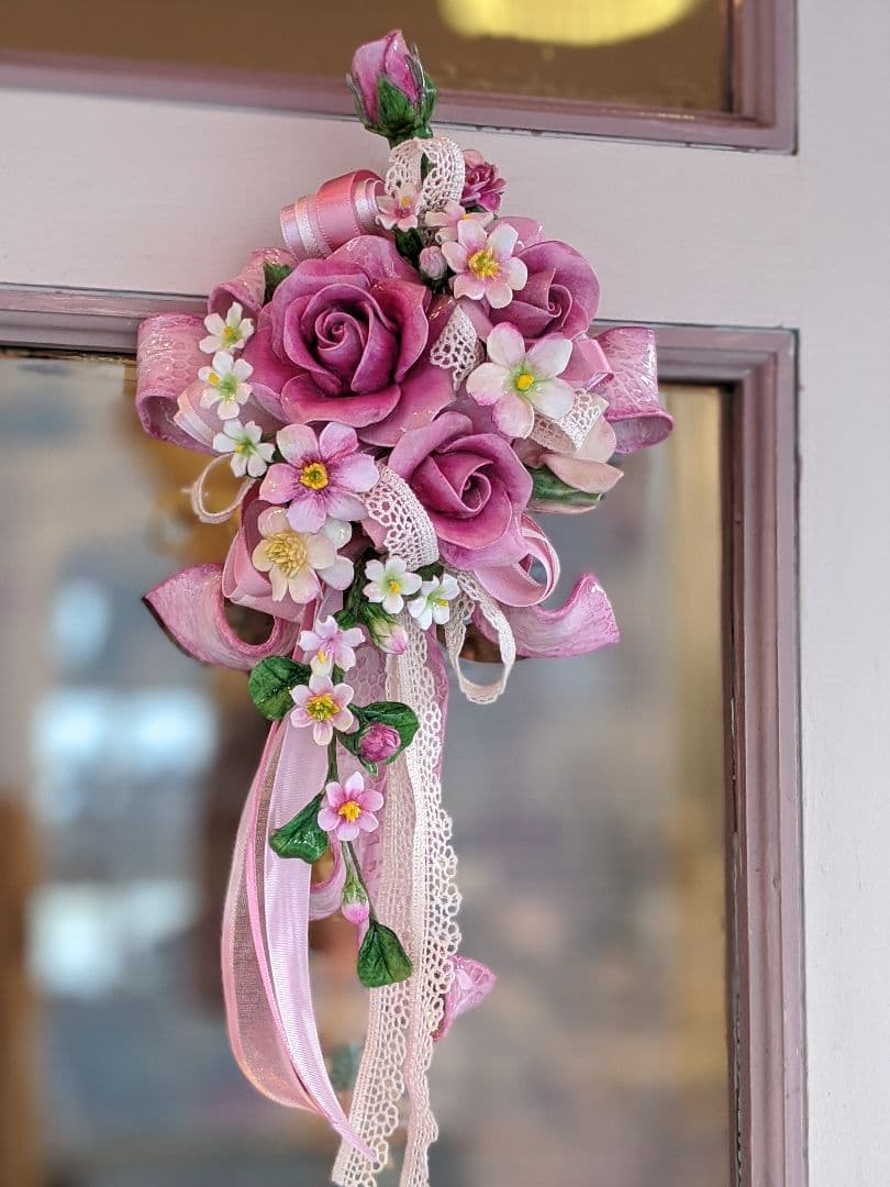 【ひろりん】クレイフラワー♡リボン台の薔薇の壁掛け