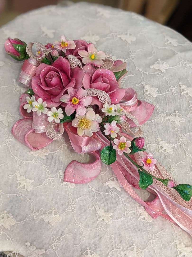 【ひろりん】クレイフラワー♡リボン台の薔薇の壁掛け