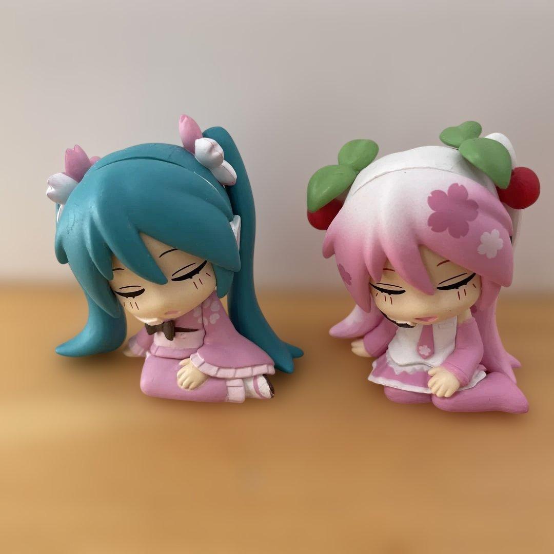 初音ミクフィギュア 肩ズン 缶バッジ - メルカリ