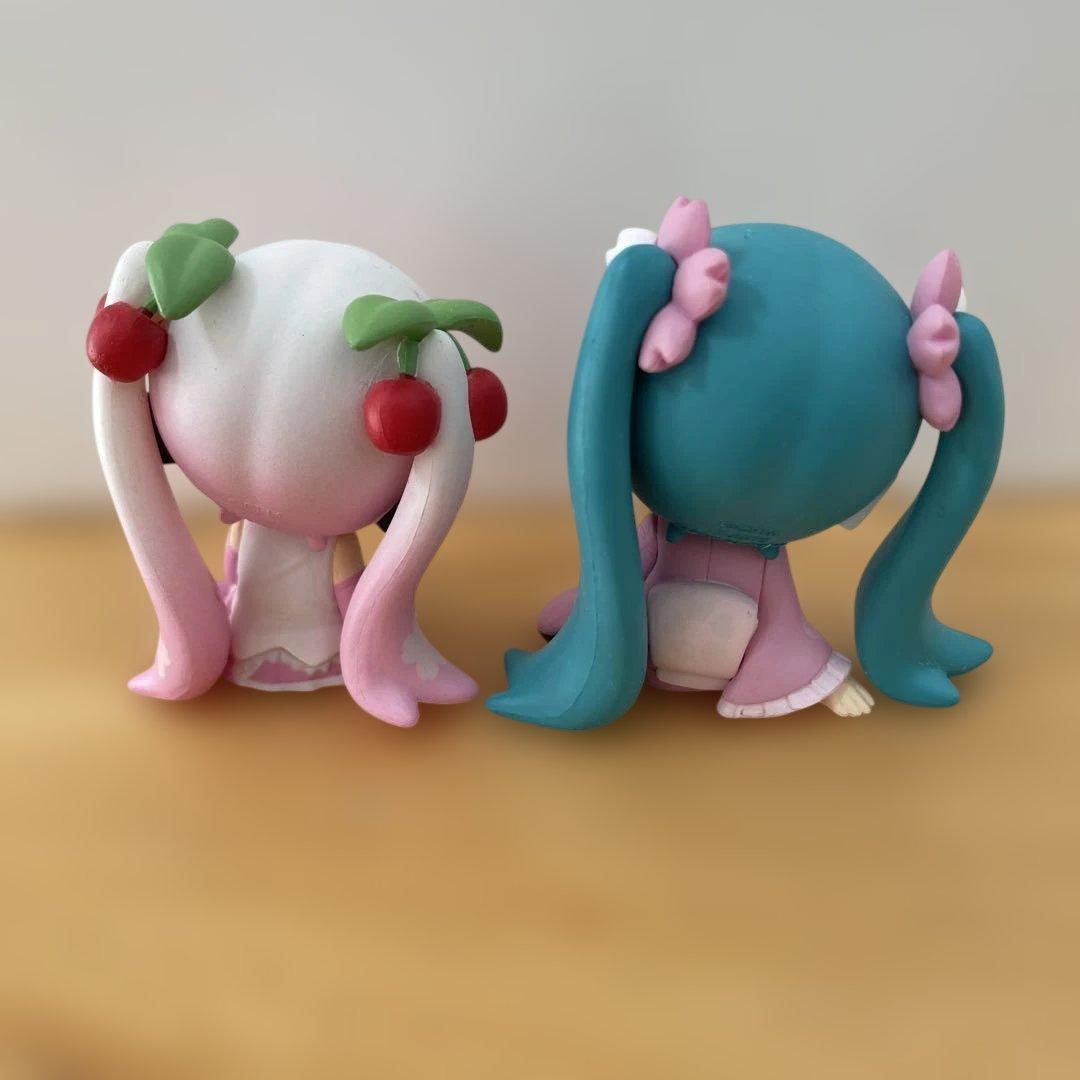 初音ミクフィギュア 肩ズン 缶バッジ - メルカリ