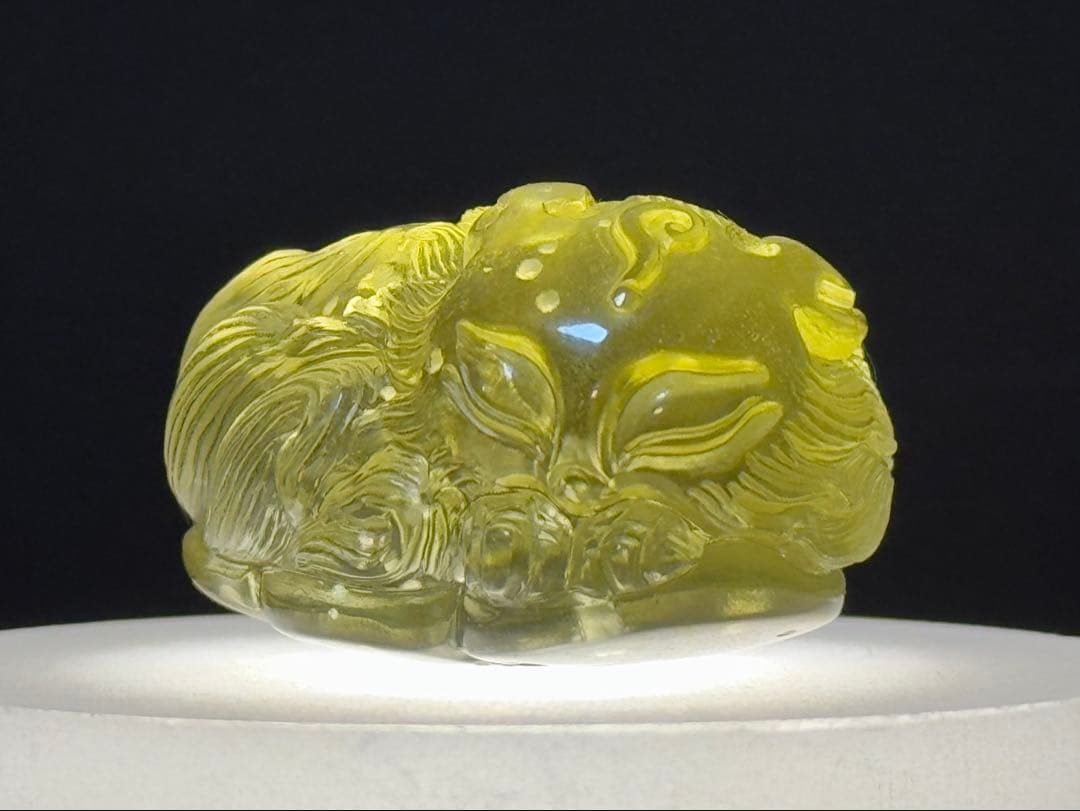 リビアングラス　九尾の狐 手彫り 置物