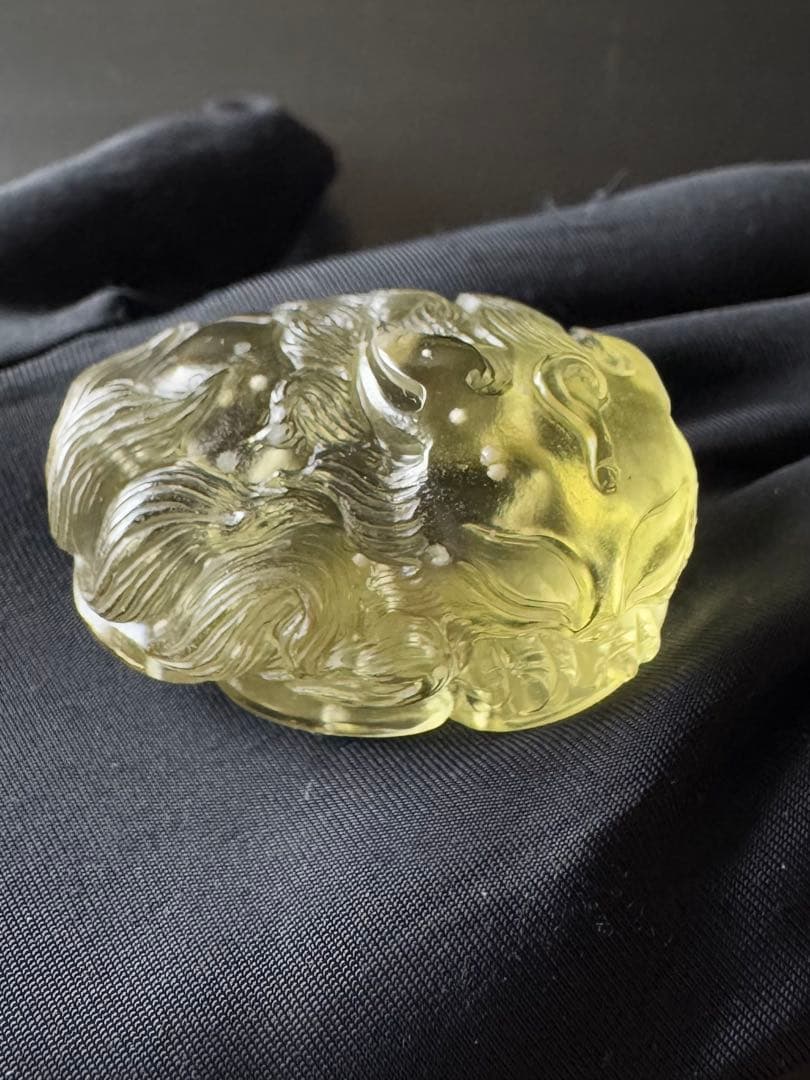 リビアングラス　九尾の狐 手彫り 置物