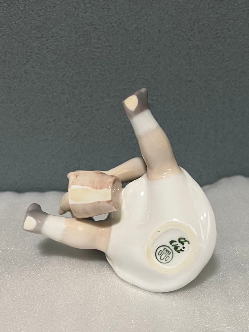 ビング＆グロンダール バケツを持つ少女のフィギュリン No 2313