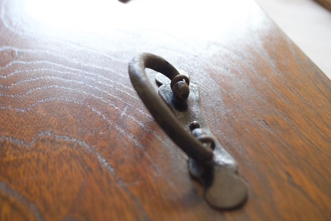 引き出されるのは、物だけではなく。 欅箪笥引き出し前板二枚のみ。リメイク素材。