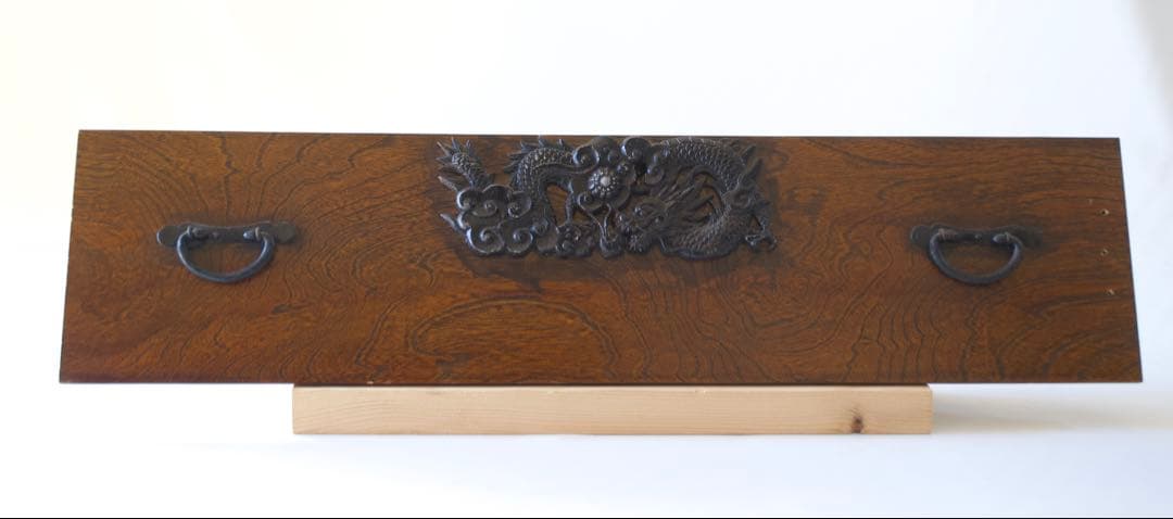 引き出されるのは、物だけではなく。 欅箪笥引き出し前板二枚のみ。リメイク素材。