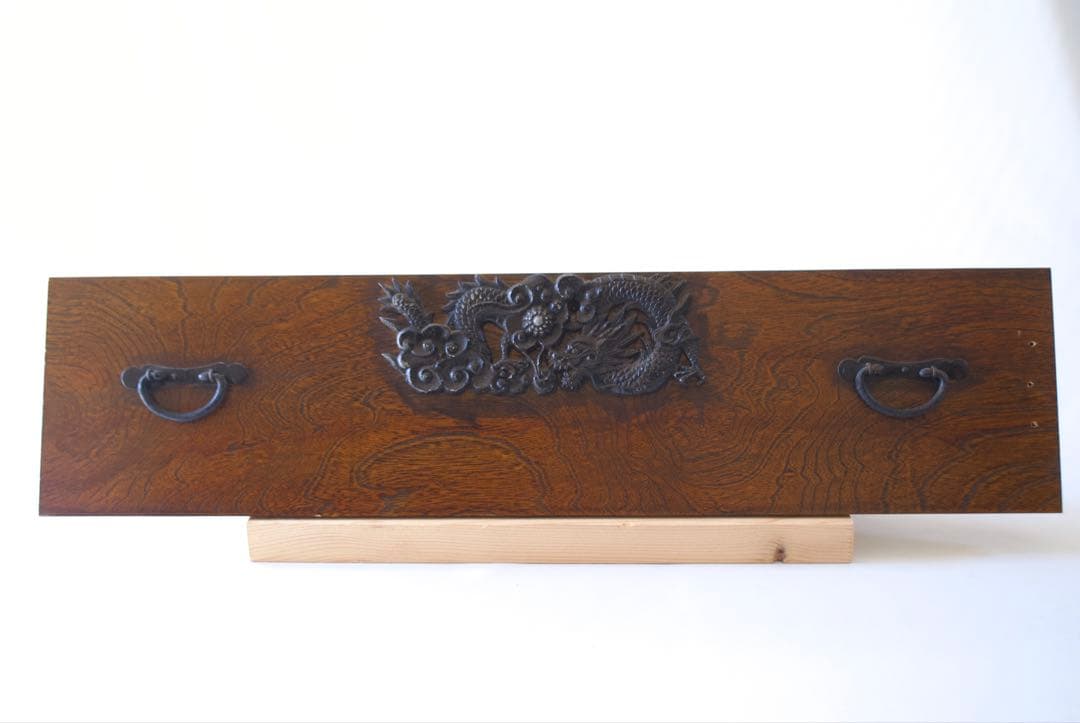 引き出されるのは、物だけではなく。 欅箪笥引き出し前板二枚のみ。リメイク素材。