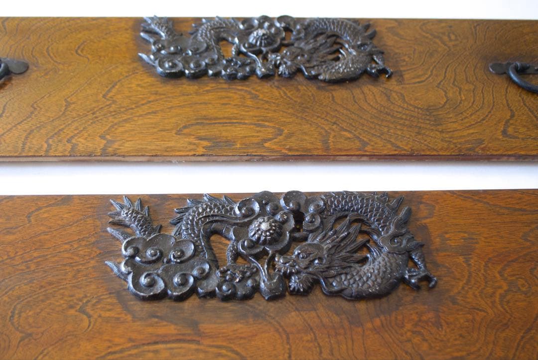 引き出されるのは、物だけではなく。 欅箪笥引き出し前板二枚のみ。リメイク素材。