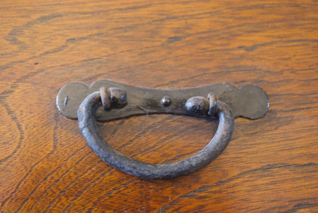 引き出されるのは、物だけではなく。 欅箪笥引き出し前板二枚のみ。リメイク素材。