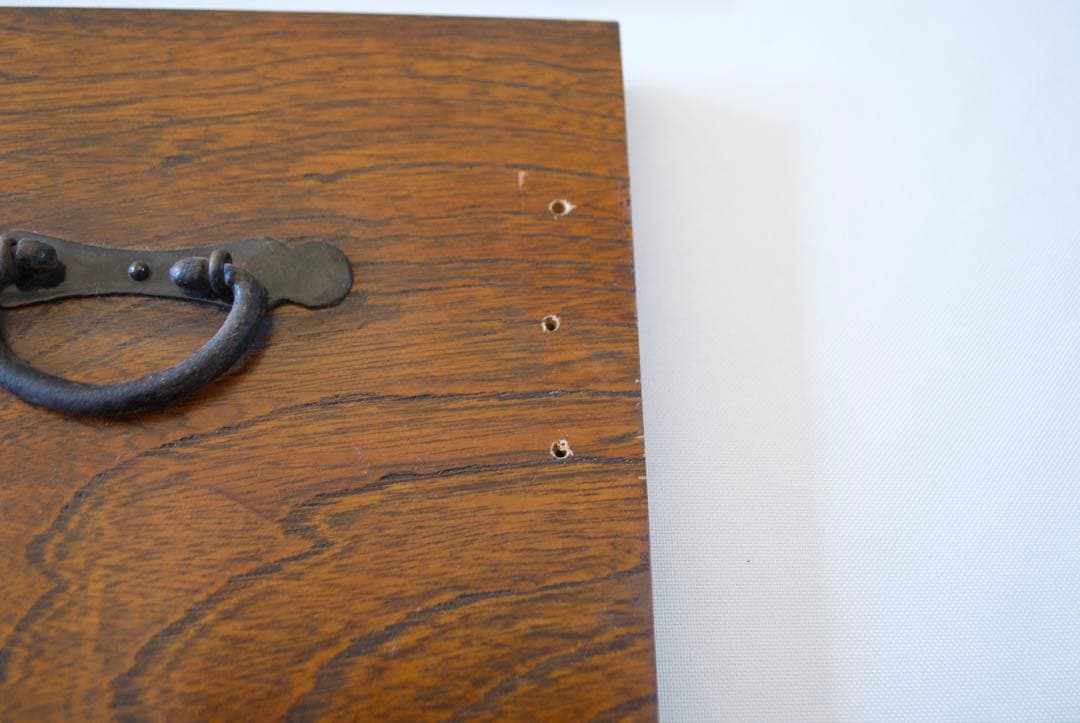 引き出されるのは、物だけではなく。 欅箪笥引き出し前板二枚のみ。リメイク素材。