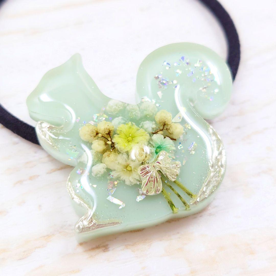 花束リスのヘアゴム✿ハンドメイド レジン エメラルドグリーン ブーケ 花 リボン