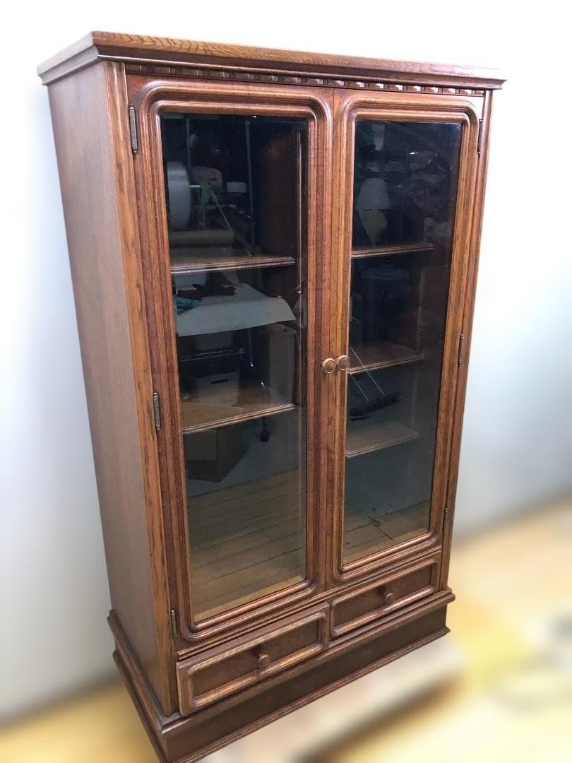 送料無料 高級家具 アンティーク調 木製ガラスキャビネット 飾り棚 251214