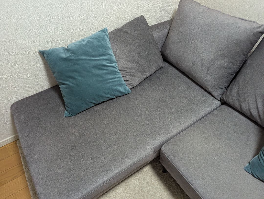 [引き取り限定]グレーのL字型カウチ/ソファとクッション4個