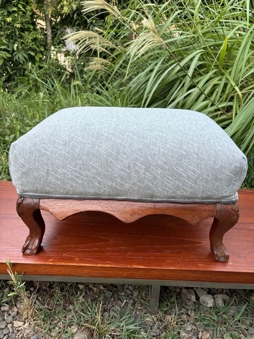 アンティーク　グレーのオットマン・スツール　カブリオールレッグ　クロウ&ボール