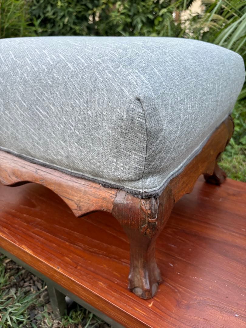 アンティーク　グレーのオットマン・スツール　カブリオールレッグ　クロウ&ボール