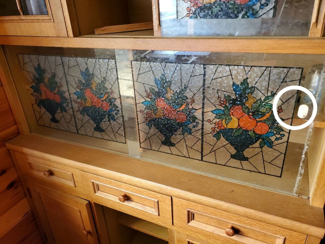 ステンドグラス風　アンティーク　レトロ　カップボード　食器棚