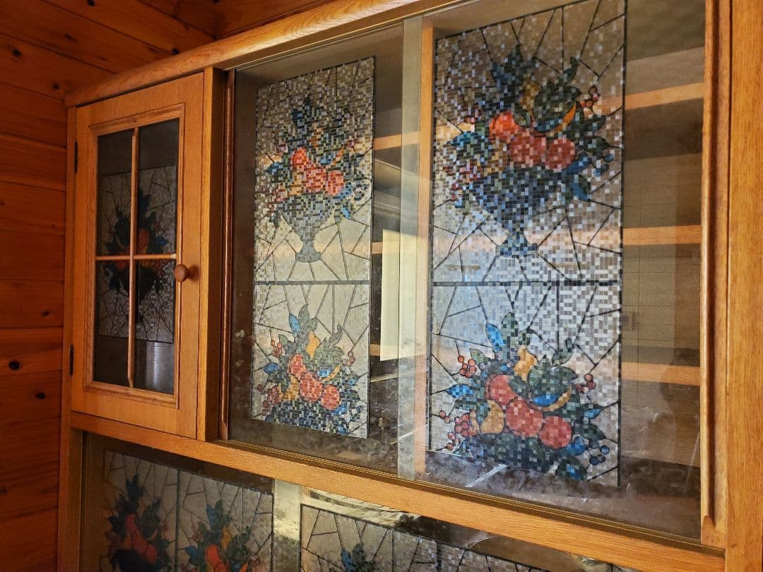 ステンドグラス風　アンティーク　レトロ　カップボード　食器棚