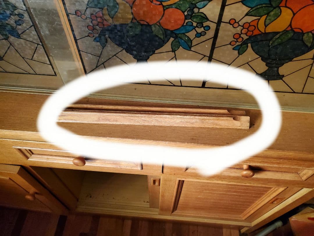 ステンドグラス風　アンティーク　レトロ　カップボード　食器棚