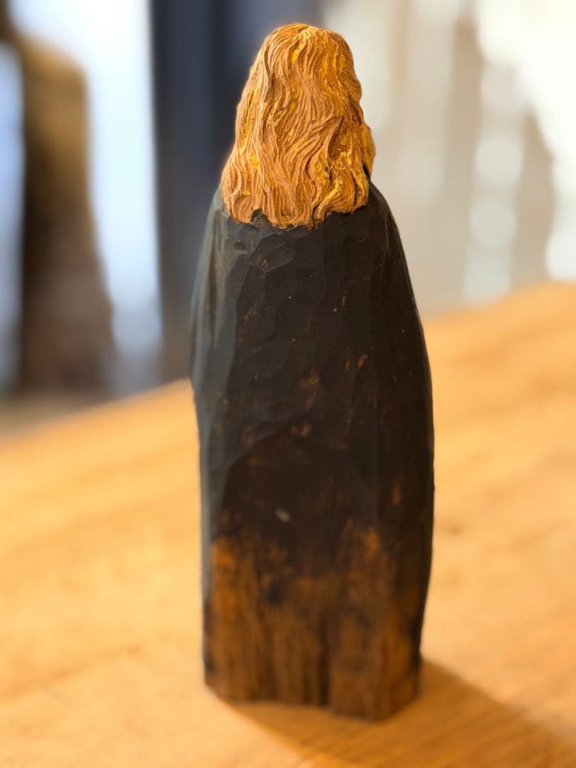 前川秀樹　2009年　像刻　女性マント像