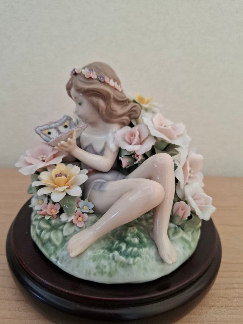 リヤドロ　蝶と戯れる小妖精　ガラスケース付属