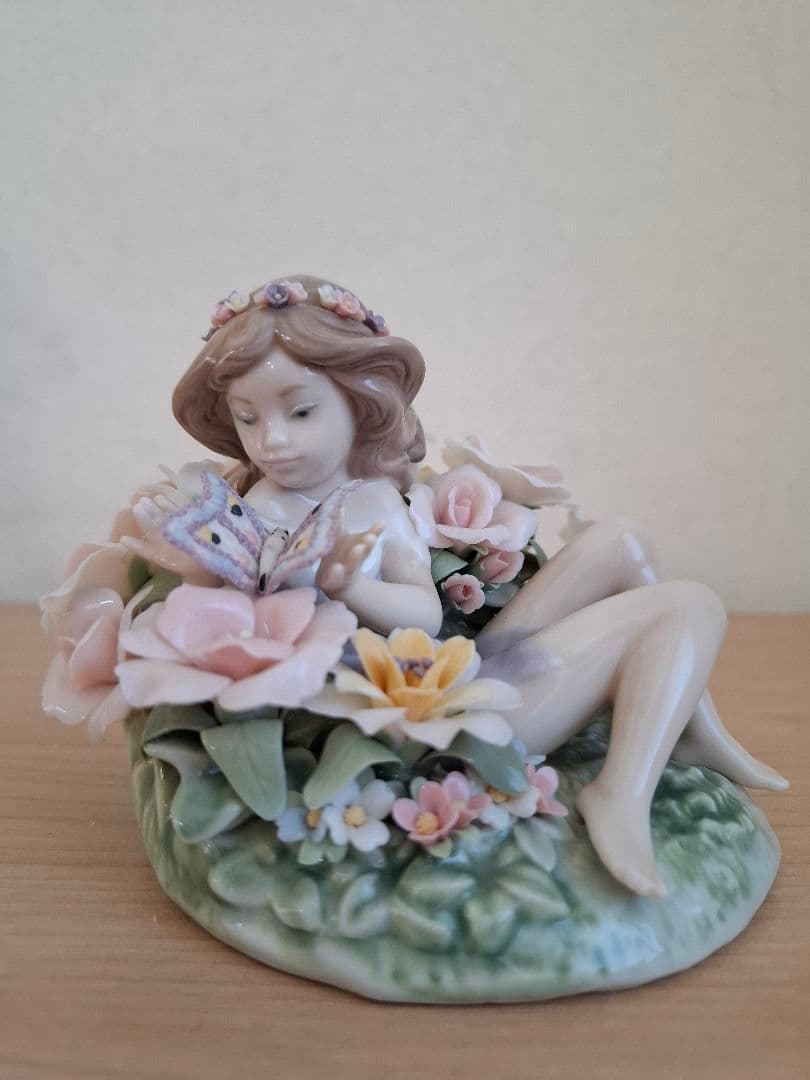 リヤドロ　蝶と戯れる小妖精　ガラスケース付属