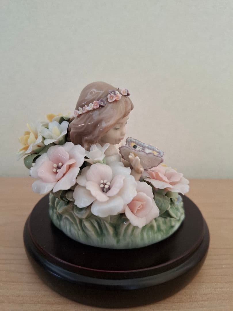 リヤドロ　蝶と戯れる小妖精　ガラスケース付属