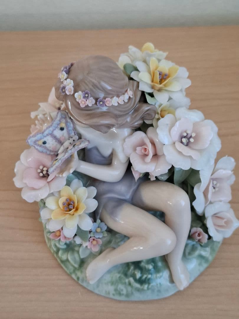 リヤドロ　蝶と戯れる小妖精　ガラスケース付属