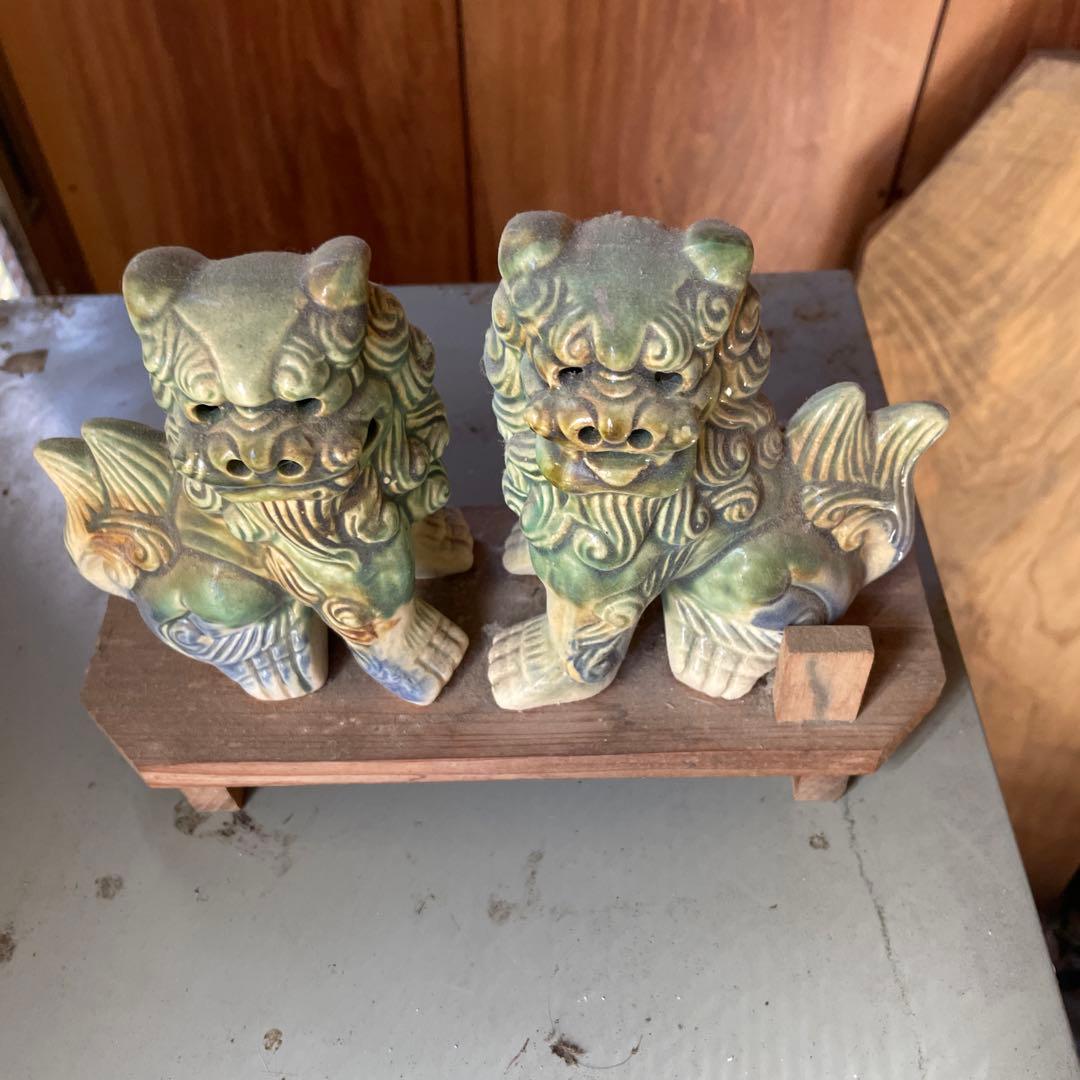 沖縄 シーサー陶器製 獅子像 置物 木製台座付き - メルカリ