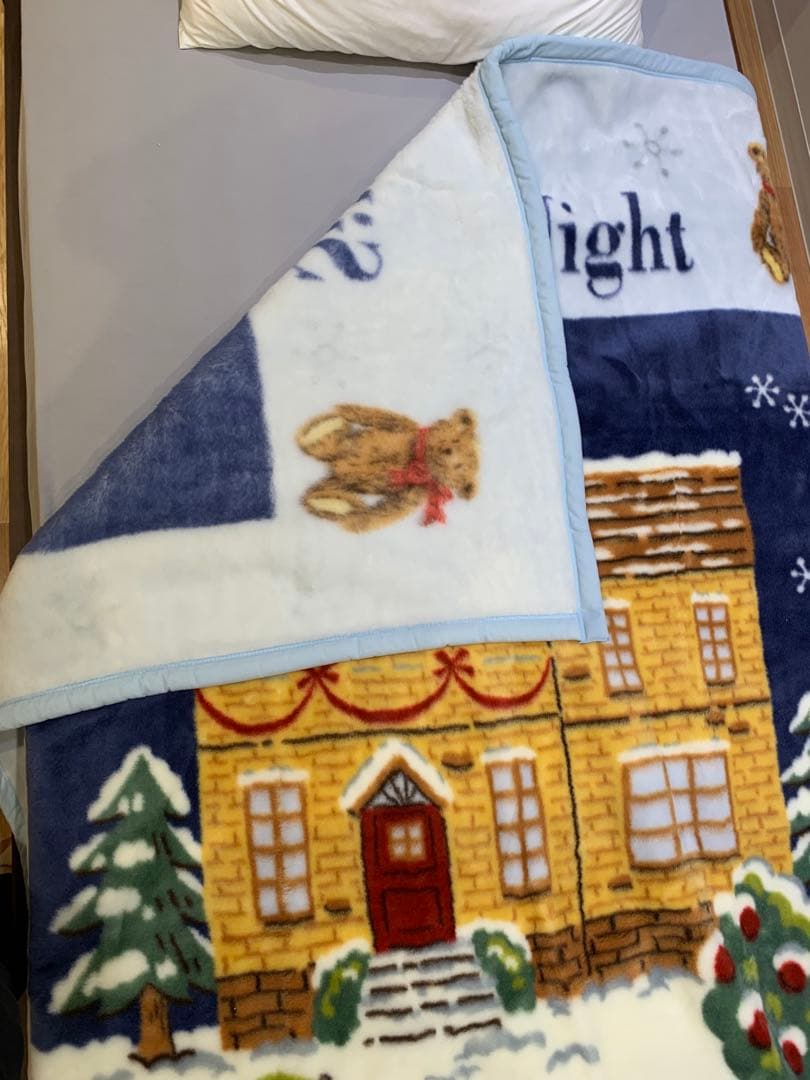 新品　日本製　アクリルニューマイヤー毛布　軽い　保温性　クリスマス柄　ブルー