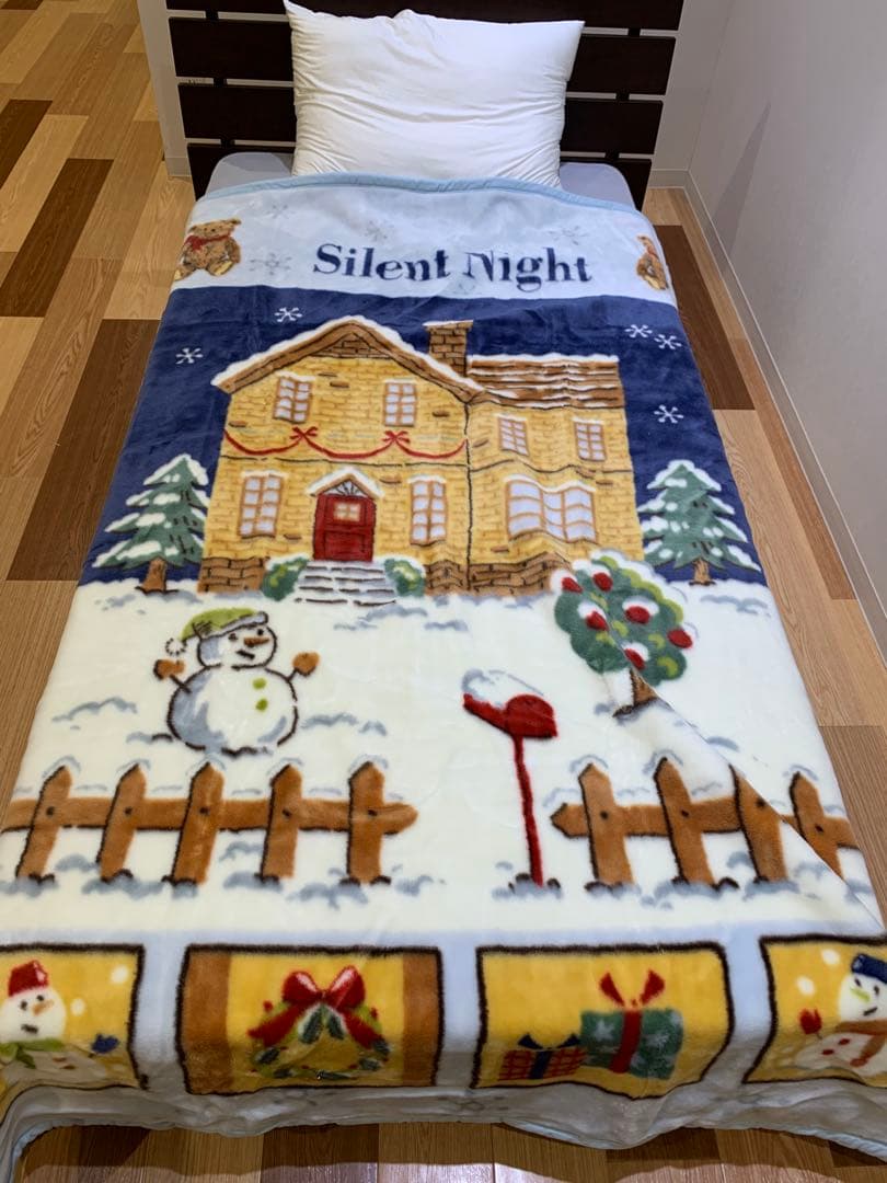 新品　日本製　アクリルニューマイヤー毛布　軽い　保温性　クリスマス柄　ブルー