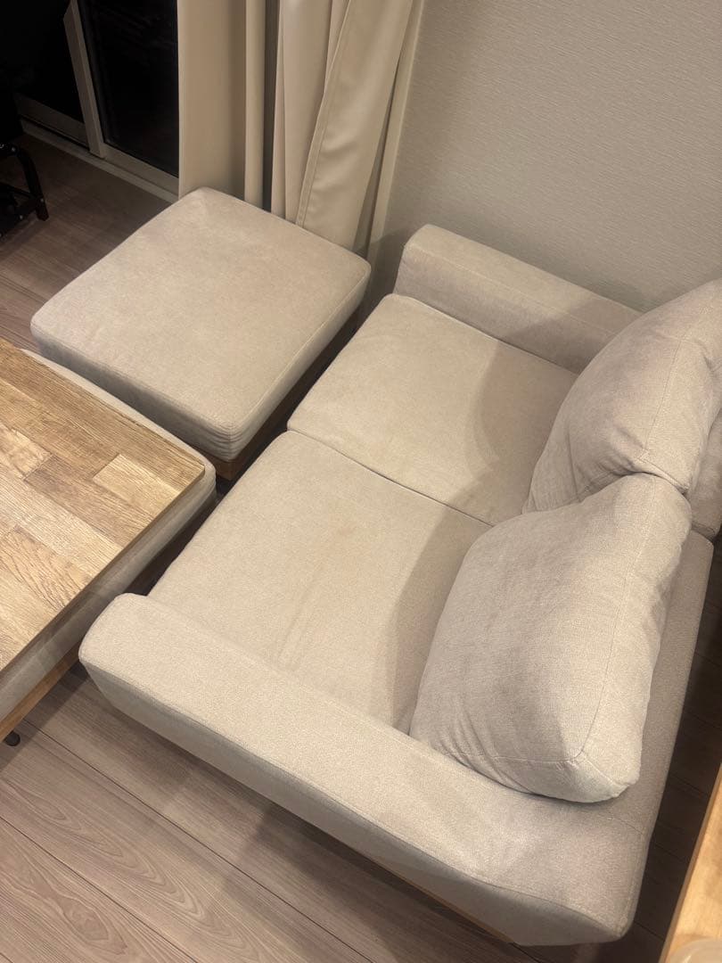 ベージュのファブリックソファとテーブル