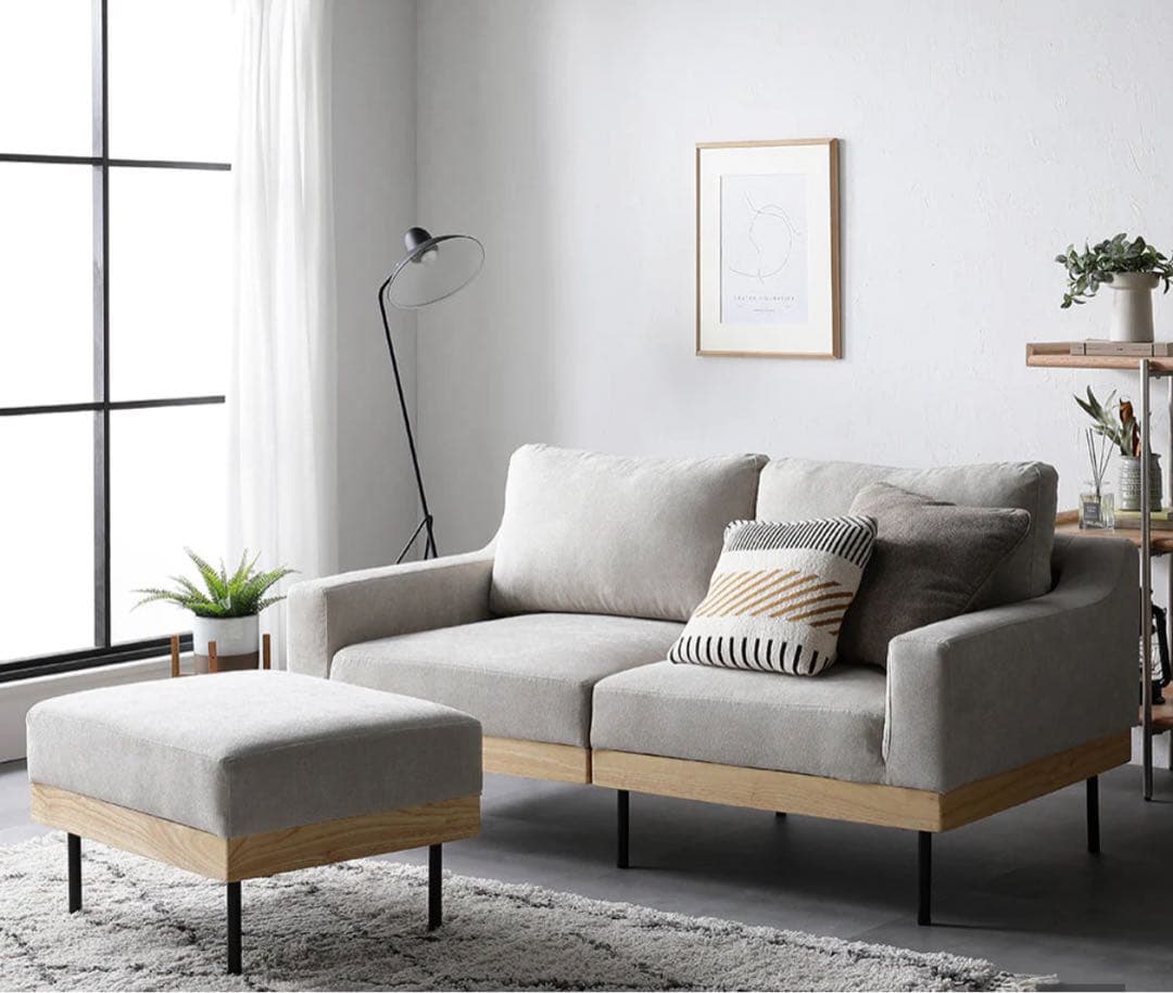 ベージュのファブリックソファとテーブル