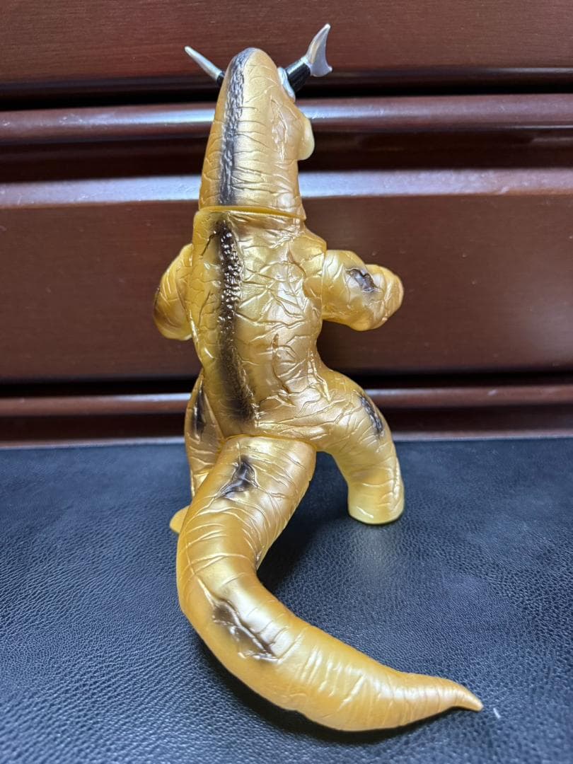 ブルマァク 怪獣 エレキング 蓄光ゴールド版 ウルトラセブン 墓場の画廊