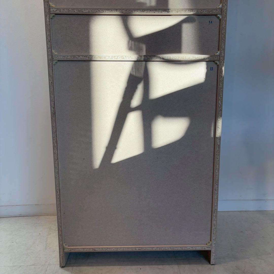 食器棚　白　上の扉磁石ないです。