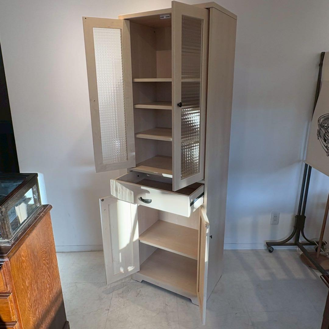 食器棚　白　上の扉磁石ないです。