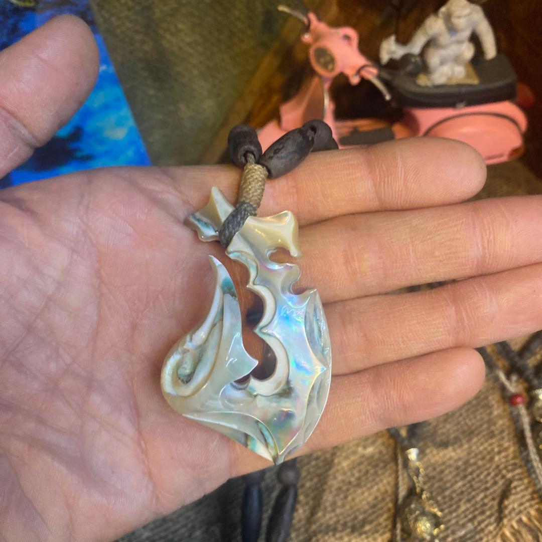 夜光貝のペンダント「海神の鱗」幸運の釣り針ハワイアンジュエリー　ボーンカービング