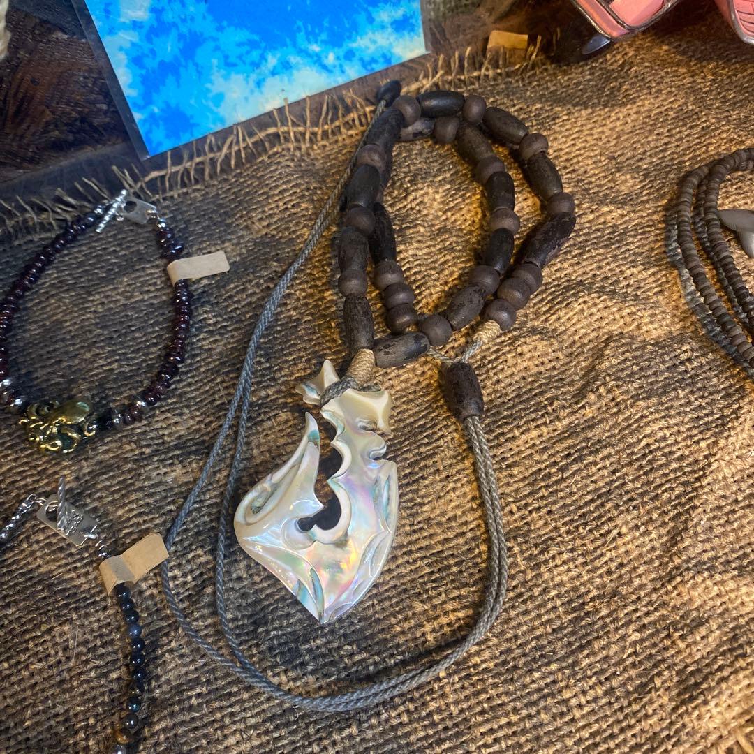 夜光貝のペンダント「海神の鱗」幸運の釣り針ハワイアンジュエリー　ボーンカービング
