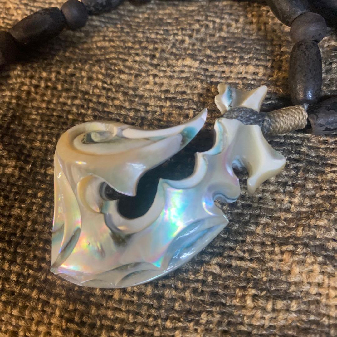 夜光貝のペンダント「海神の鱗」幸運の釣り針ハワイアンジュエリー　ボーンカービング