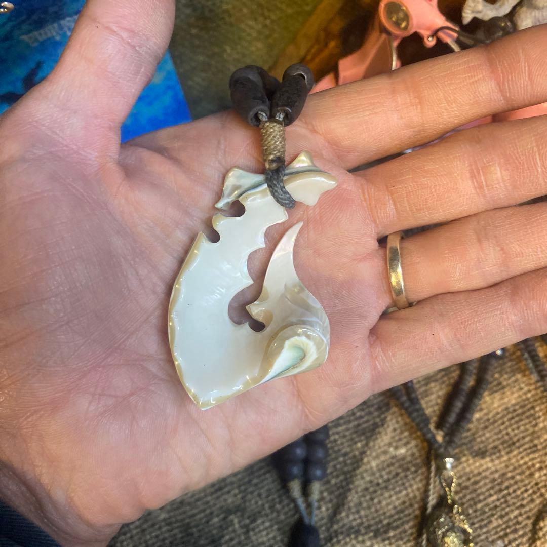 夜光貝のペンダント「海神の鱗」幸運の釣り針ハワイアンジュエリー　ボーンカービング
