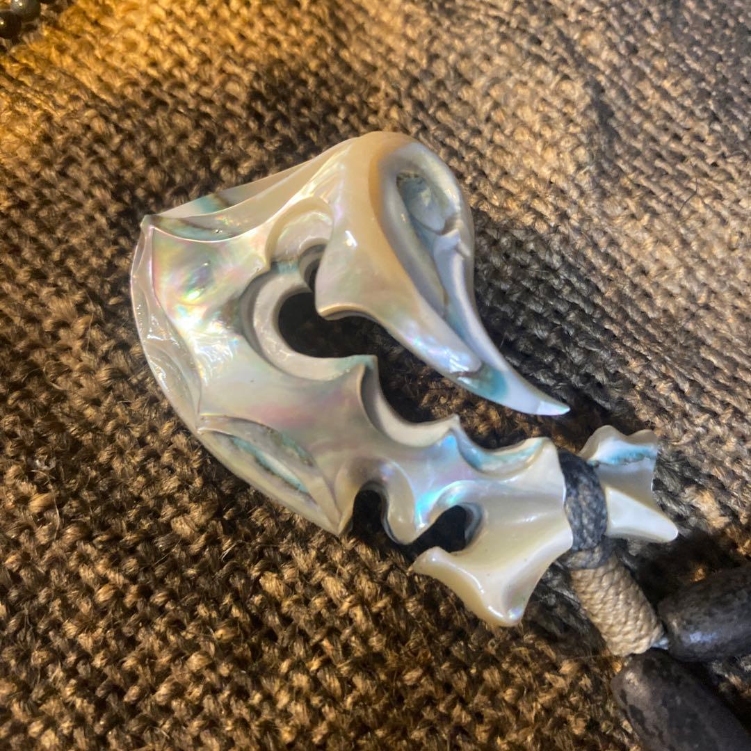 夜光貝のペンダント「海神の鱗」幸運の釣り針ハワイアンジュエリー　ボーンカービング