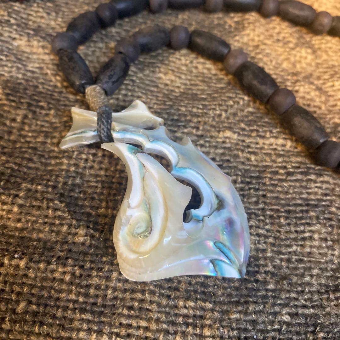 夜光貝のペンダント「海神の鱗」幸運の釣り針ハワイアンジュエリー　ボーンカービング